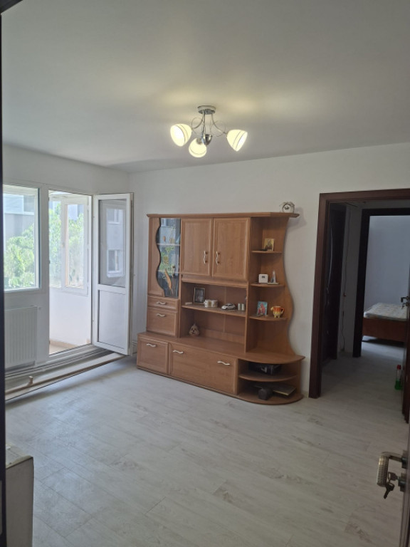 Apartament 2 camere, 48 mp, semidecomandat, mobilat și util