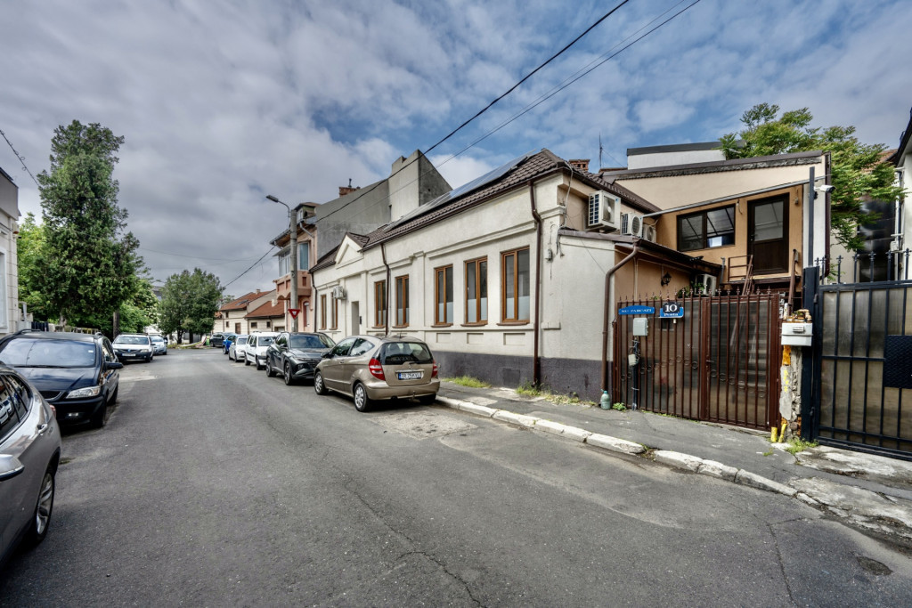 In Cartierul Evreiesc, casa 3 camere pivnita si mansarda ope