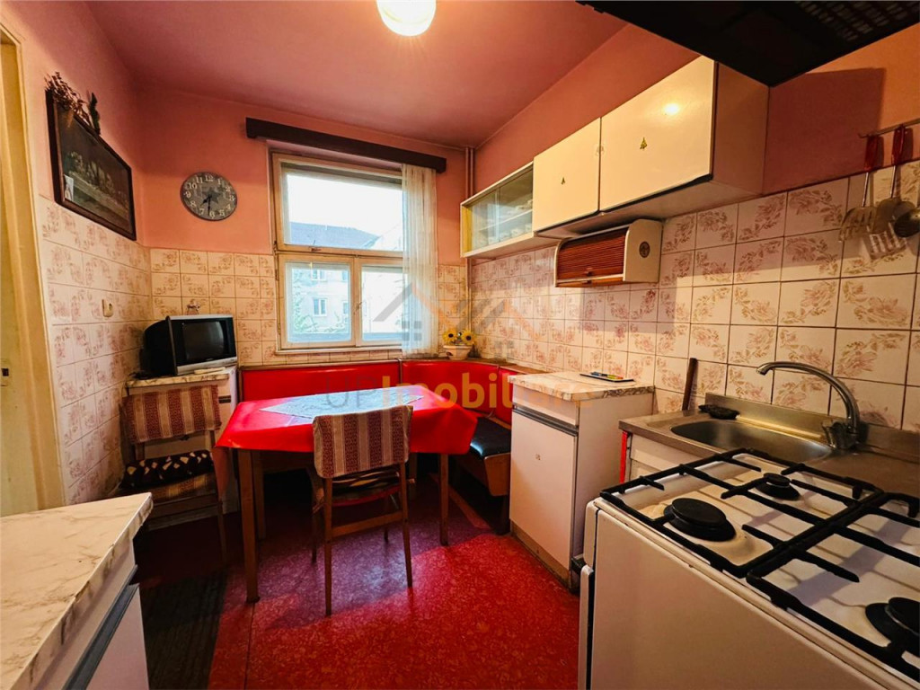 APARTAMENT 3 CAMERE, ETAJ 3, DECOMANDAT, ZONA ROGERIUS, STR