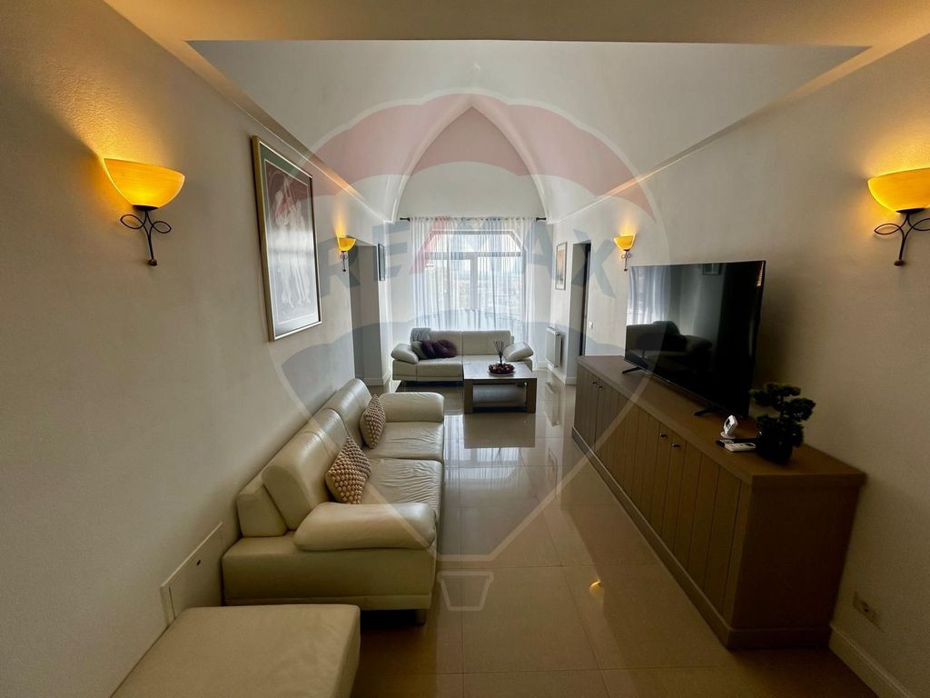 DE INCHIRIAT: Apartament la casa, curte privata si terase...