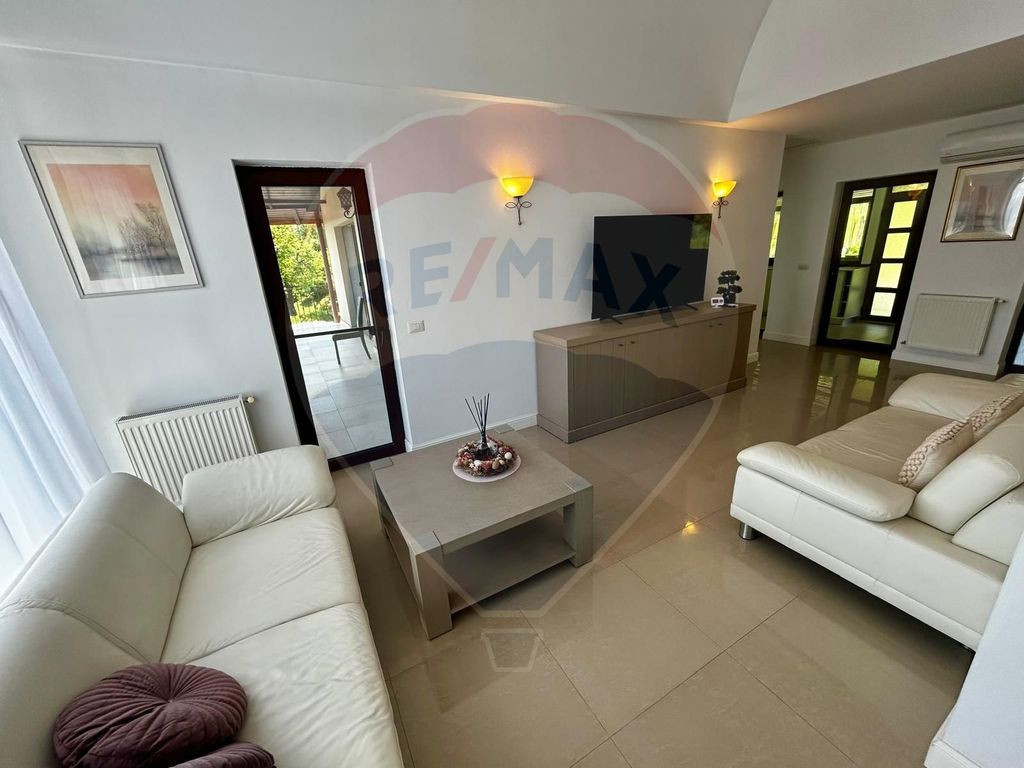 DE INCHIRIAT: Apartament la casa, curte privata si terase...