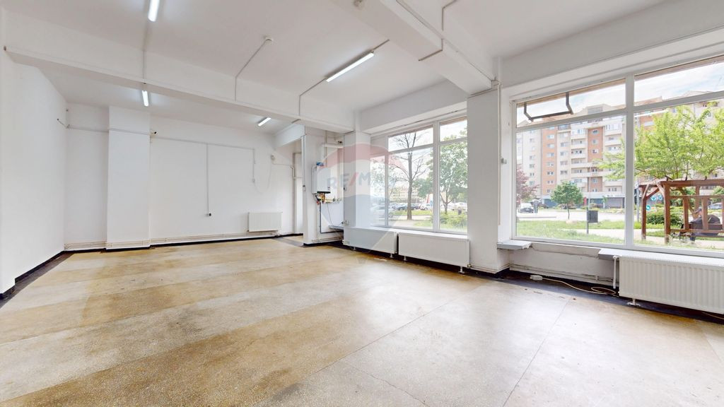 Locatie centrala cu front stradal amplu, ideala pentru birou