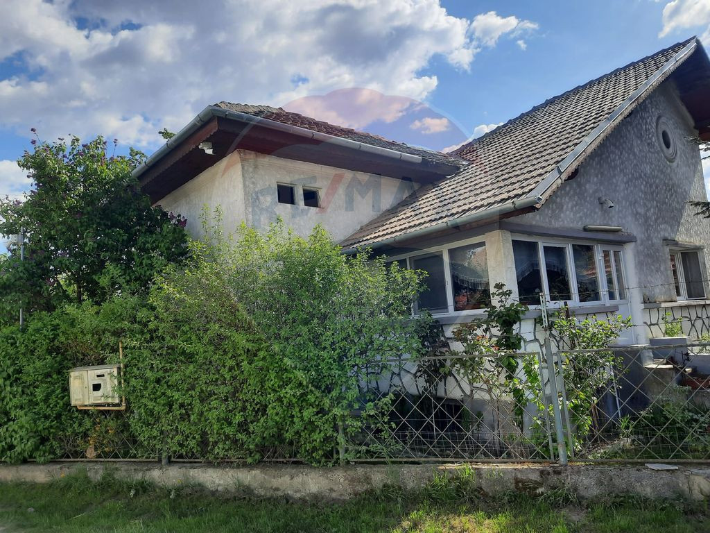 Casă langa Fagaras cu teren de 1836mp si parau in spatel...