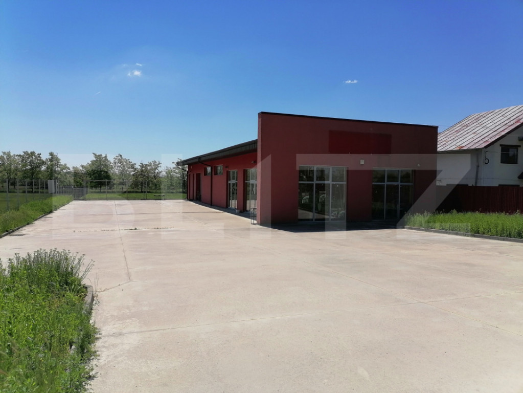 Spațiu comercial cu teren generos de 2.500 mp, la intrarea