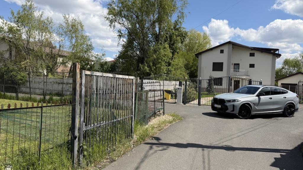 Teren intre vile Academia Ecvestra Mogosoaia