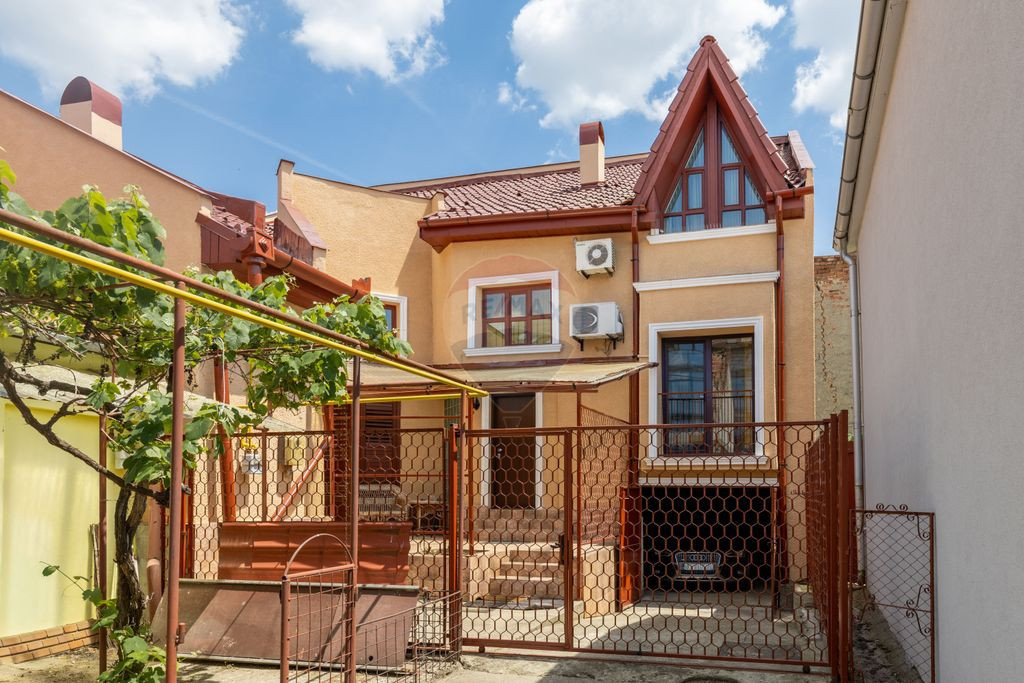 Casă cu 5 camere de vânzare - Aradul Nou
