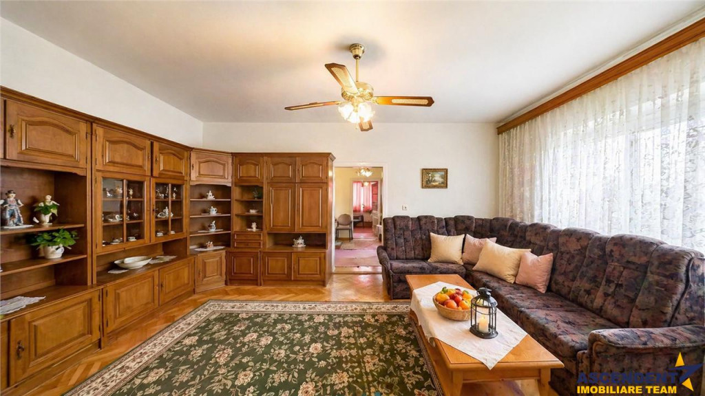 Casa cu spatiu comercial, 1.000mp teren anexe, areal Central