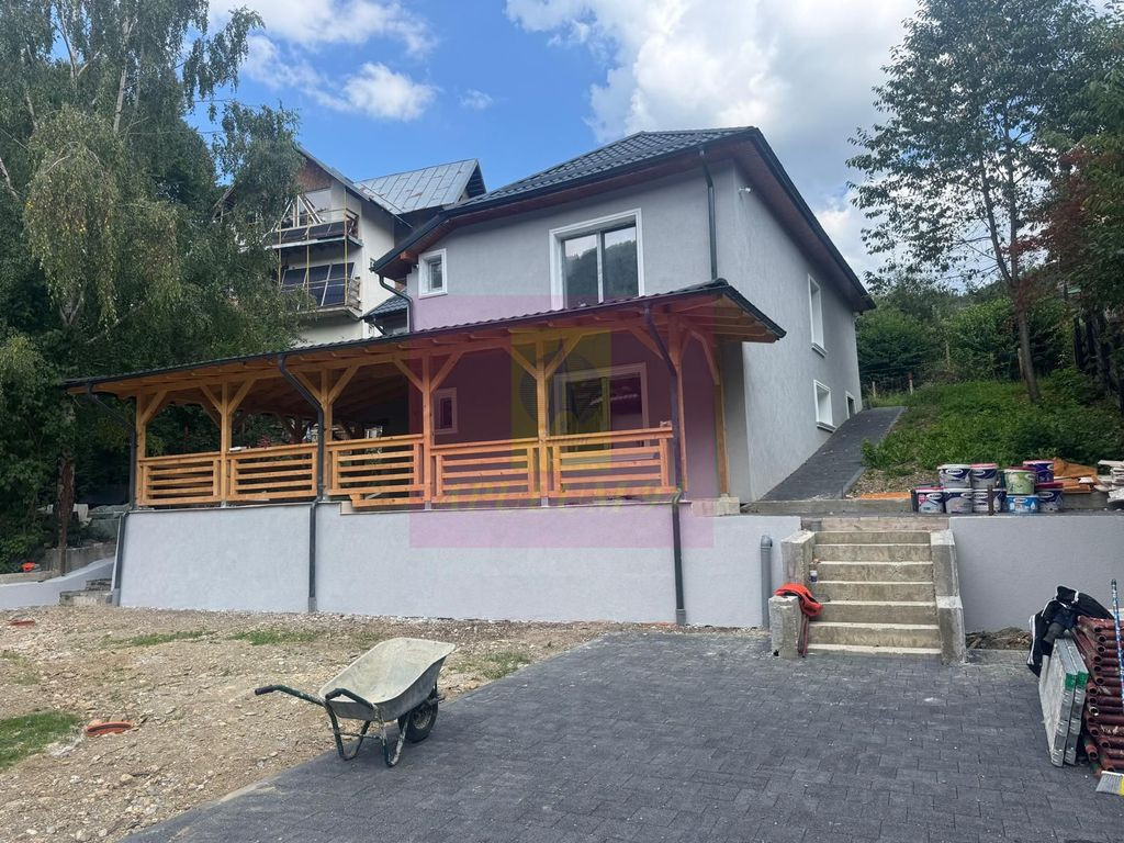 Casa de vanzare cu 2 apartamente in Azuga