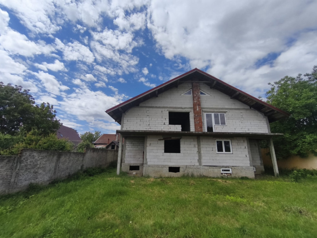 Duplex la rosu, 4400 mp teren, Siret
