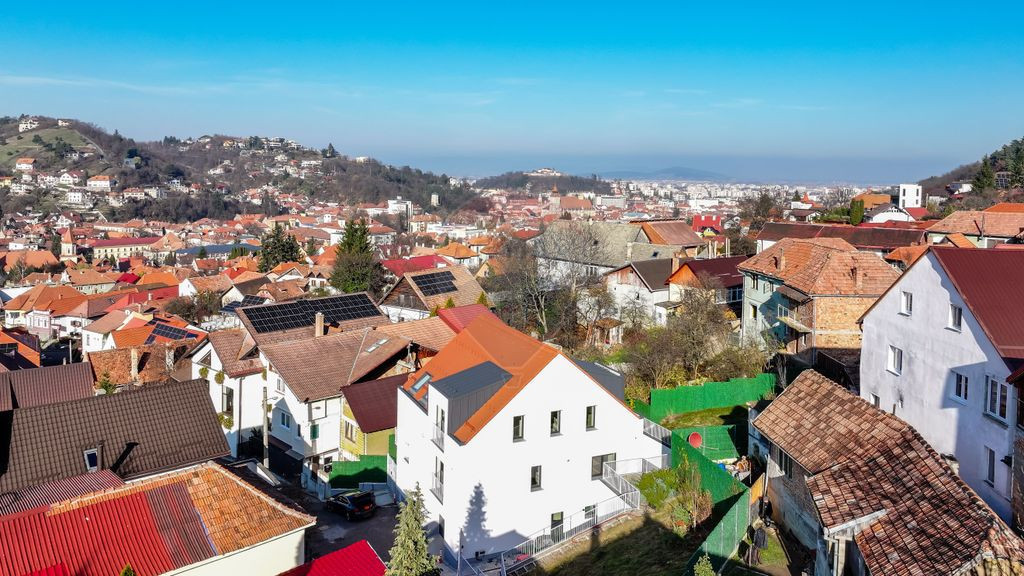 La poalele Tâmpei — vilă contemporană în Schei