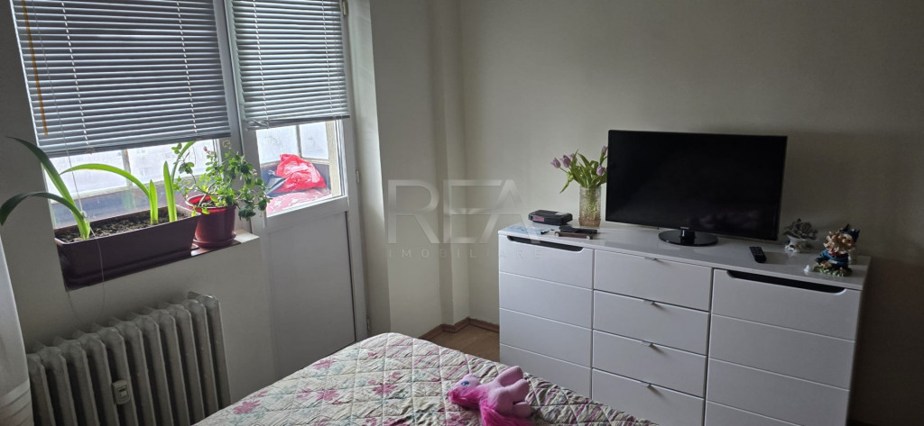 3 camere, et 7/10, 74 mp, bloc 1979-Pacii, Str Barsanesti