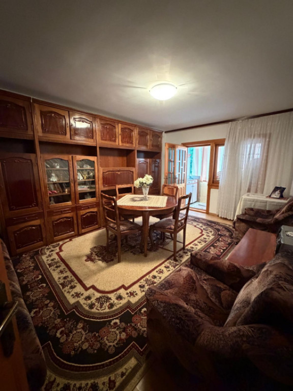 Apartament 3 camere, etaj intermediar, Radauti
