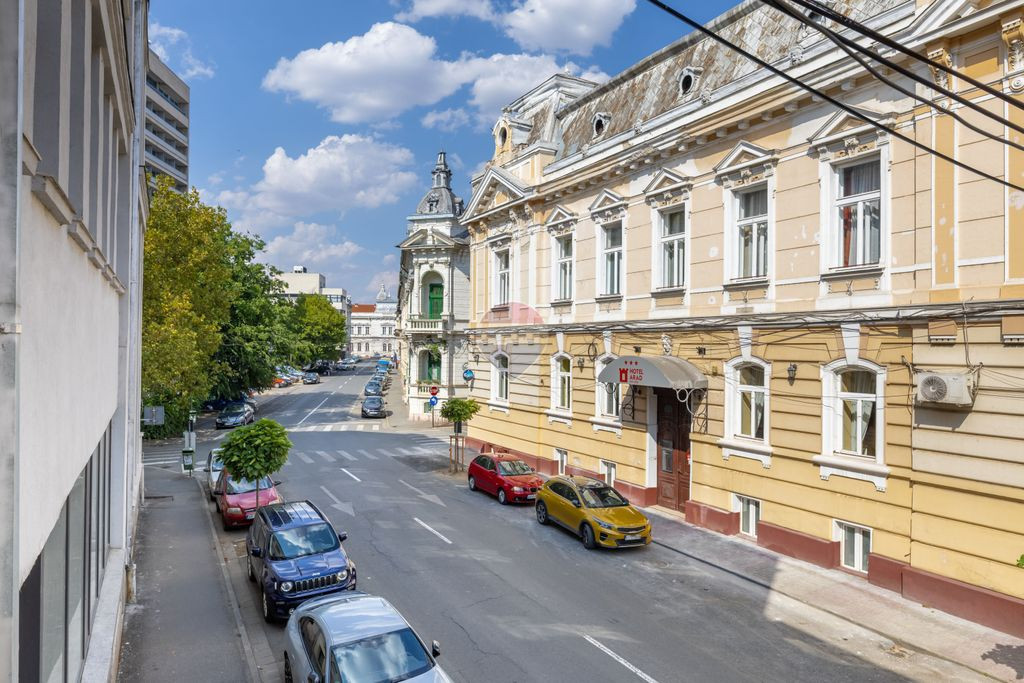 Apartament 4 camere + boxă, etaj 1, în zonă Ultracentral