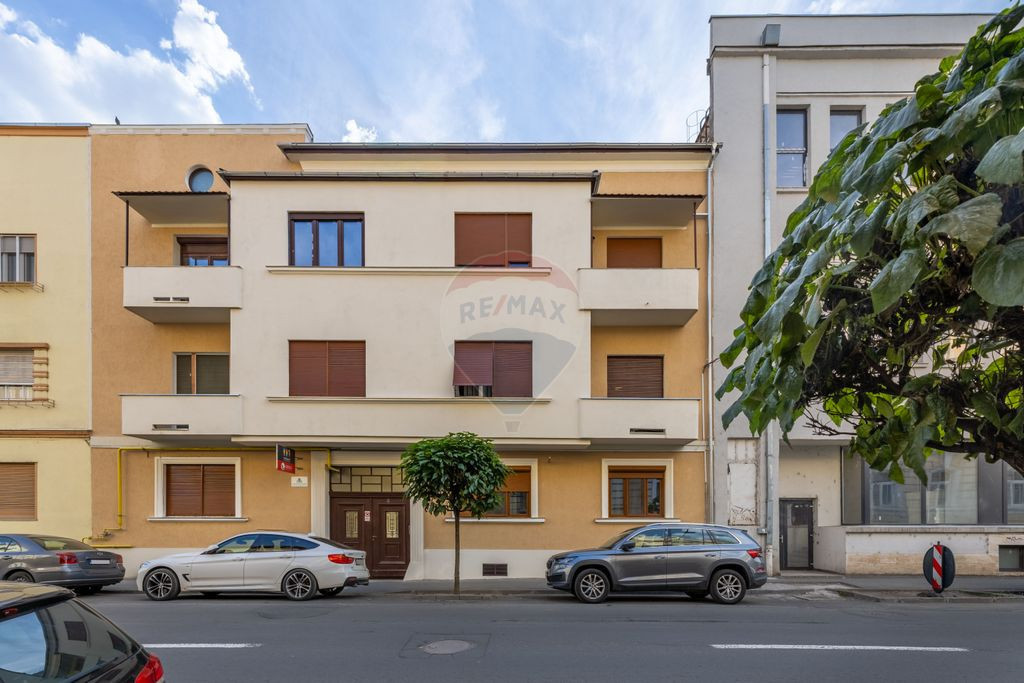 Apartament 4 camere + boxă, etaj 1, în zonă Ultracentral