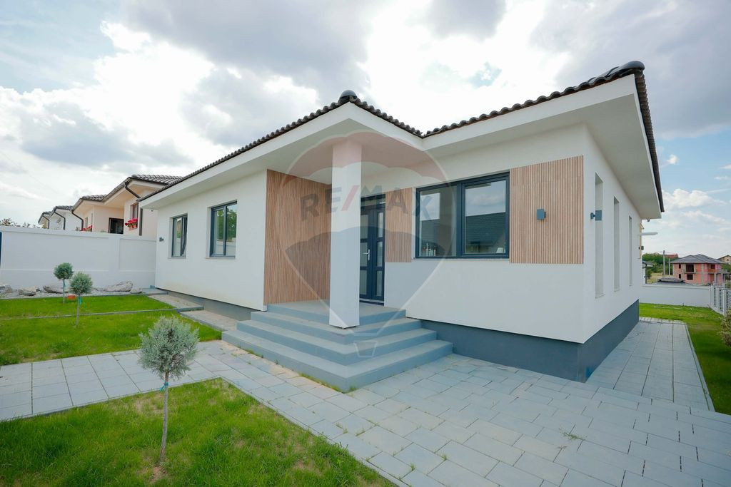 De vânzare Casă Nouă, finisată, 4 camere - Paleu