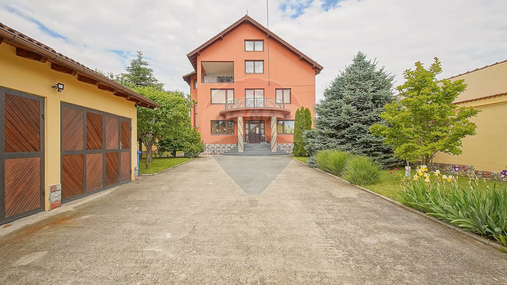 VILA SANNE – 10 camere, teren 1300 mp, Hălchiu