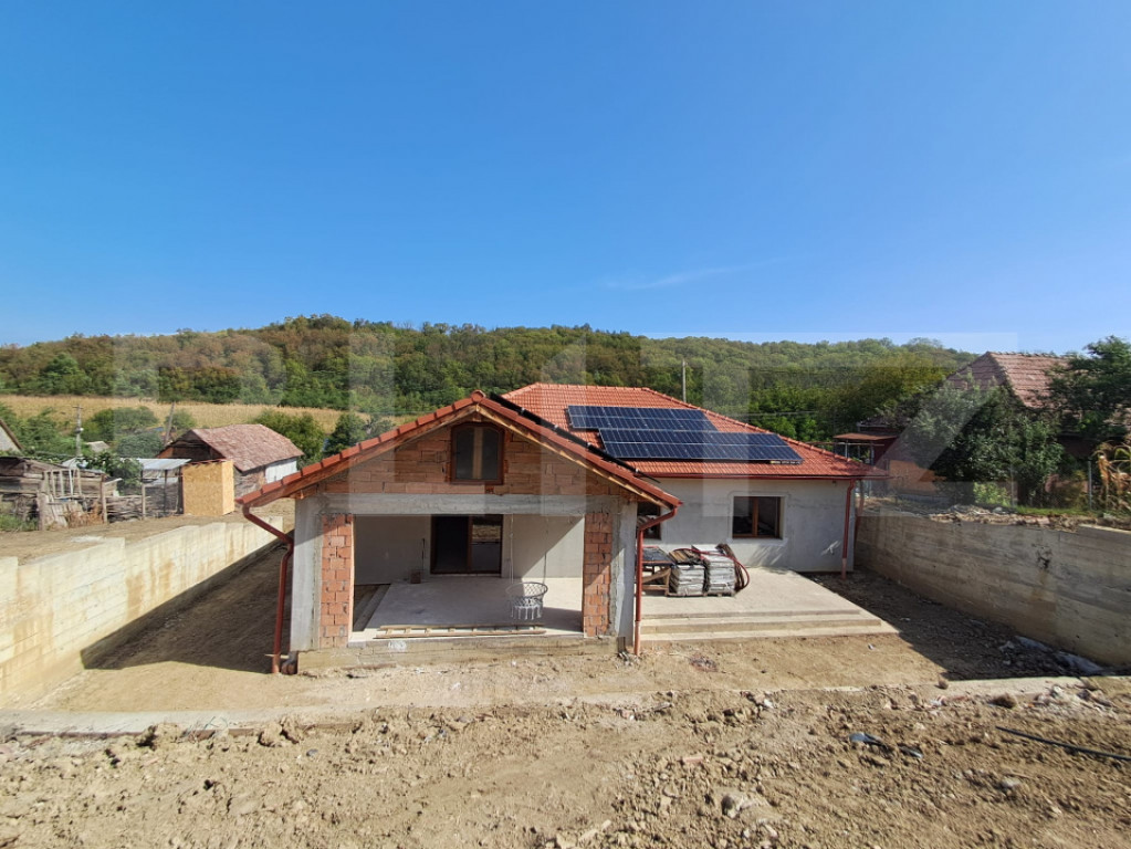 Casă nouă, 112 mp, panouri fotovoltaice, încălzire în p
