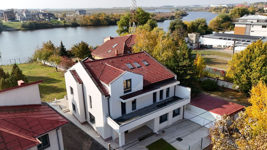 Vanzare vila D+P+E+M, 8 camere, 520 mp, pe malul Lacului ...