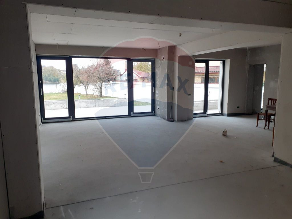 Vanzare vila D+P+E+M, 8 camere, 520 mp, pe malul Lacului ...