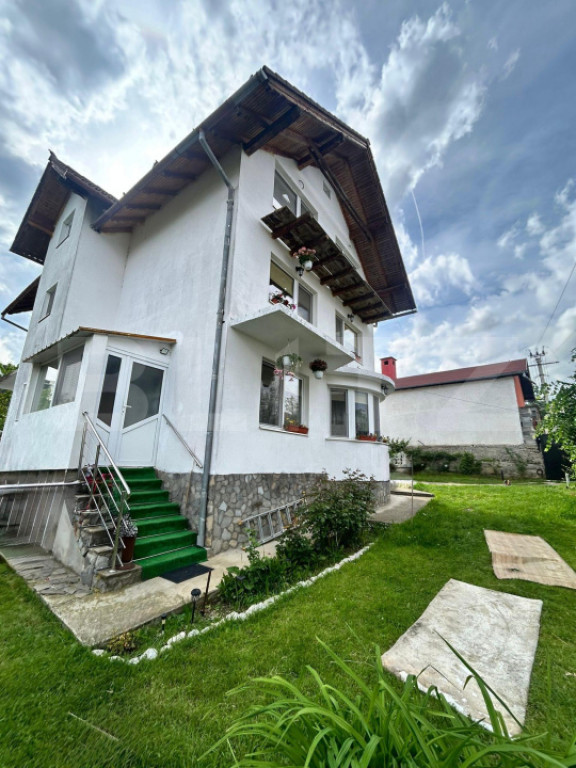Casa/Vila cu 8 camere, 4 bai - Zarnesti