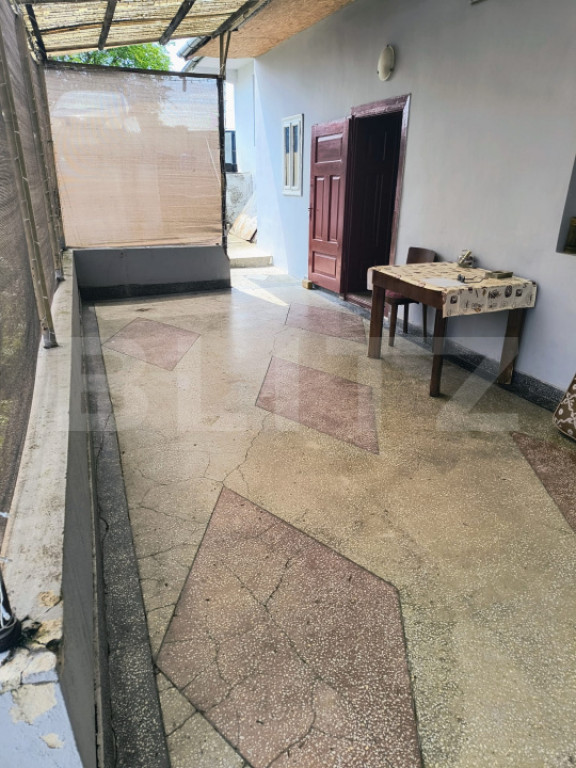 CASA DE VANZARE, IN CENTRUL DEJULUI CU GRADINA IMPRESIONANTA