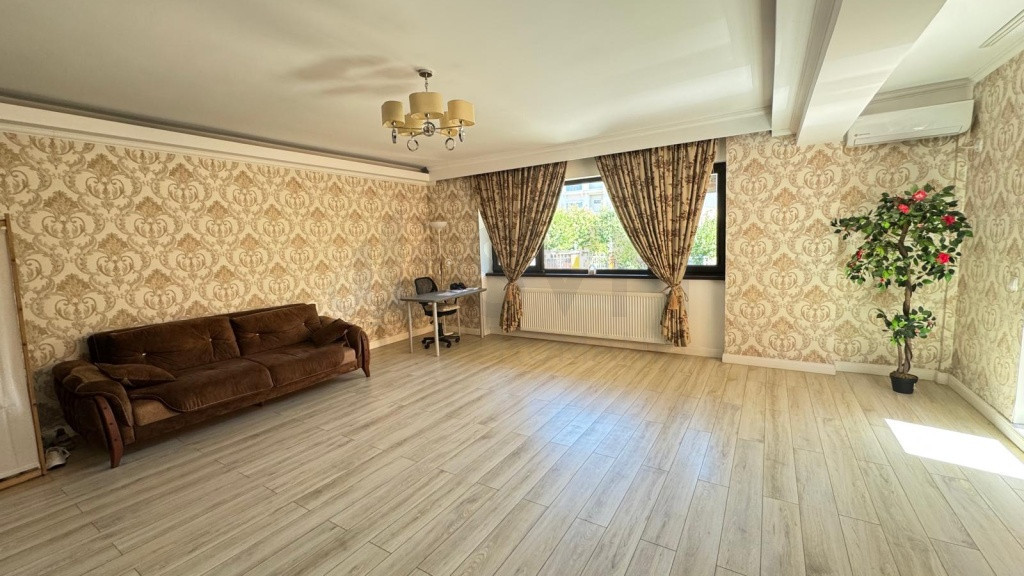 APARTAMENT SUPERB 3 CAMERE 120 MP I BANEASA