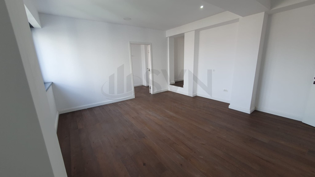 Apartament cu 3 camere singur pe etaj Polona