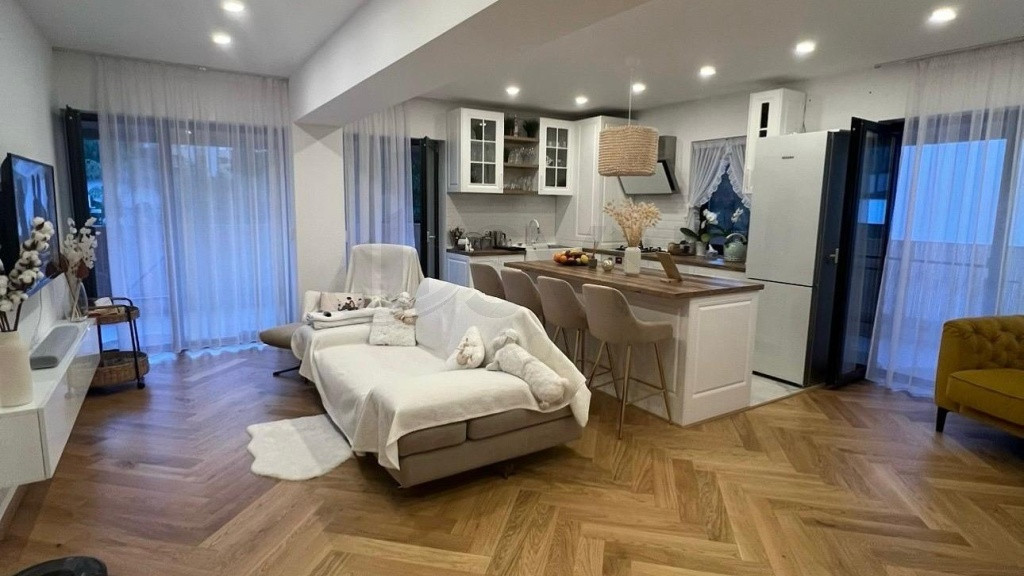 Apartament 4 camere de vanzare