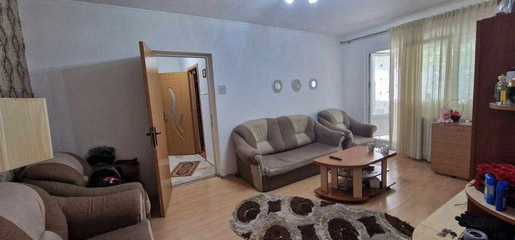 Doua camere transformat in 3 camere.