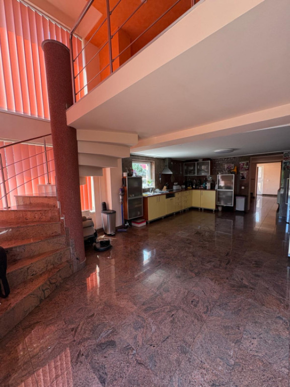 Casă P+1+2+M, 360 mp, 7 camere, 4 băi, granit interior/ext