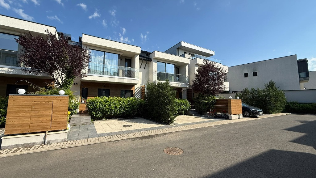 Vile Finalizate Exclusiviste Langa Lac l Complex Rezidential
