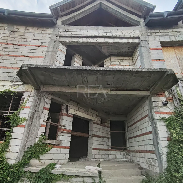 VILA Duplex 1400 m.p. Construiti si 1500 m.p. teren Domnesti