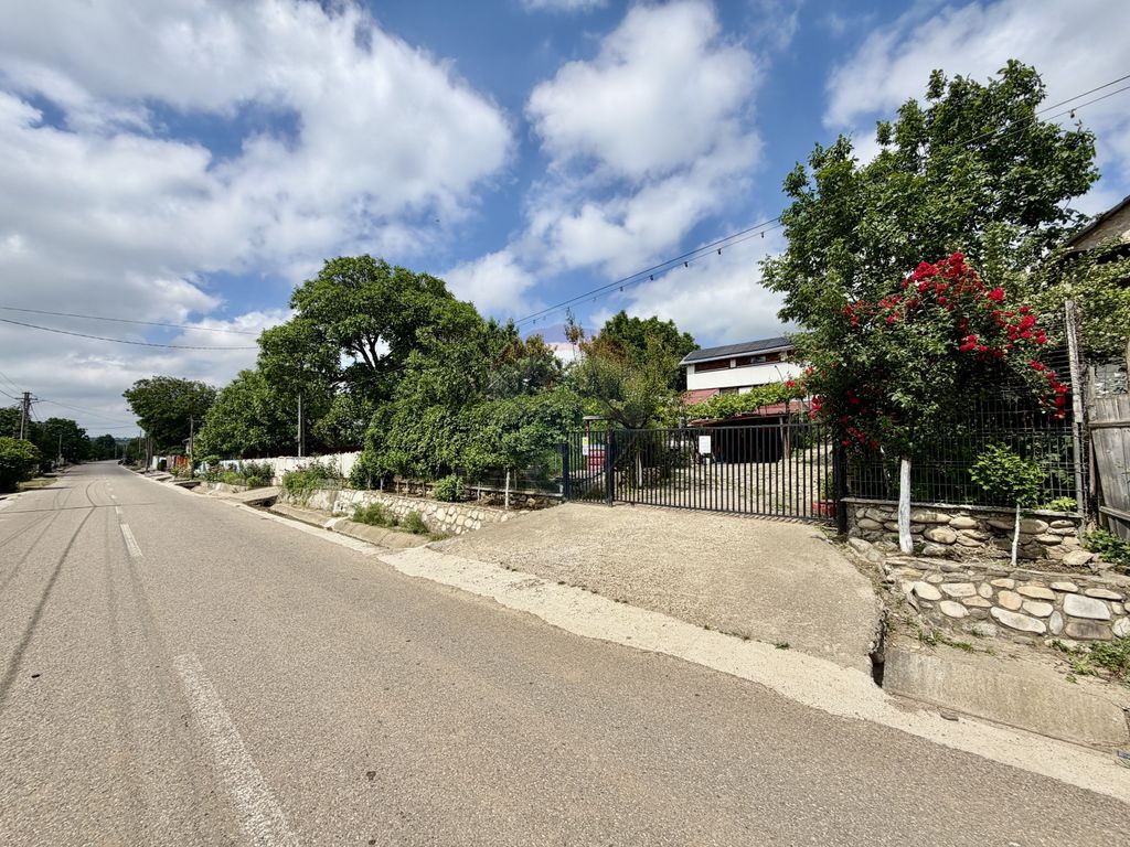 Casă cu teren si demisol In Tifesti