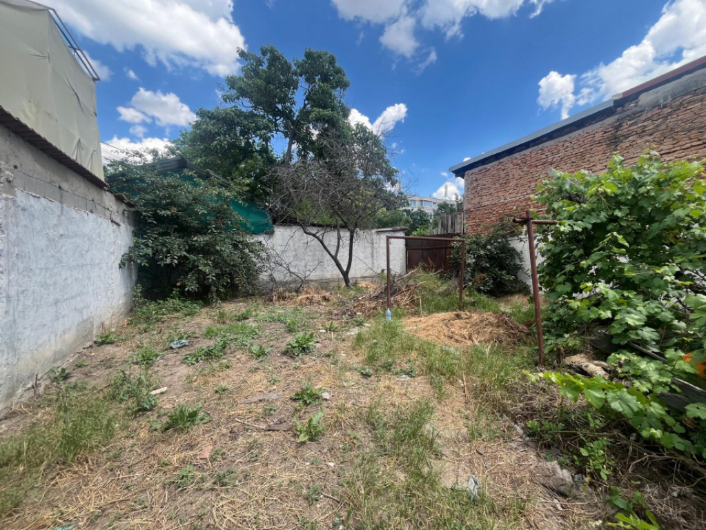 Casă cu teren 300 mp și deschidere 10m, 75.80 mp, zona Bra