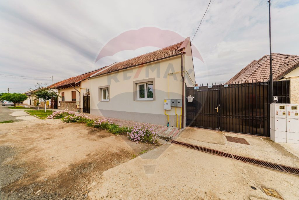 Casă cu doua camere de închiriat în zona Parneava