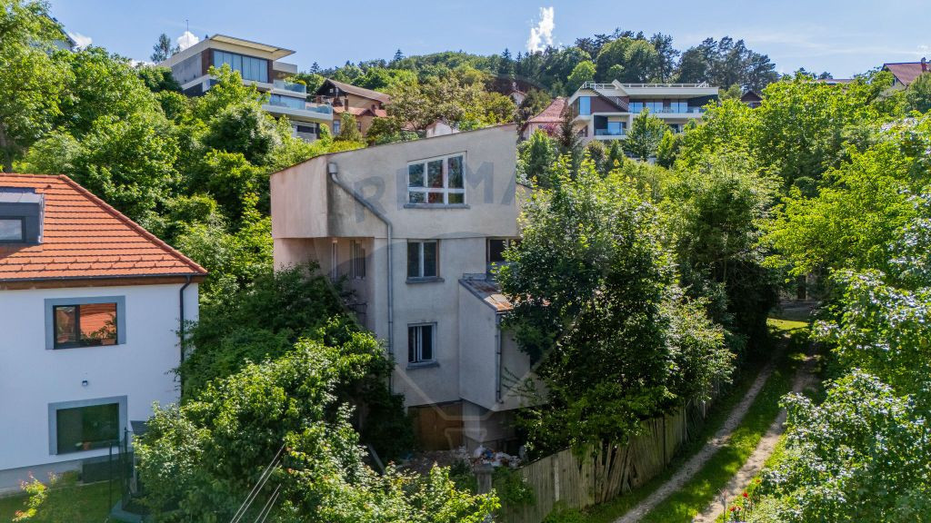 Corp de casă cu 9 camere de vânzare în zona Brasovul V...