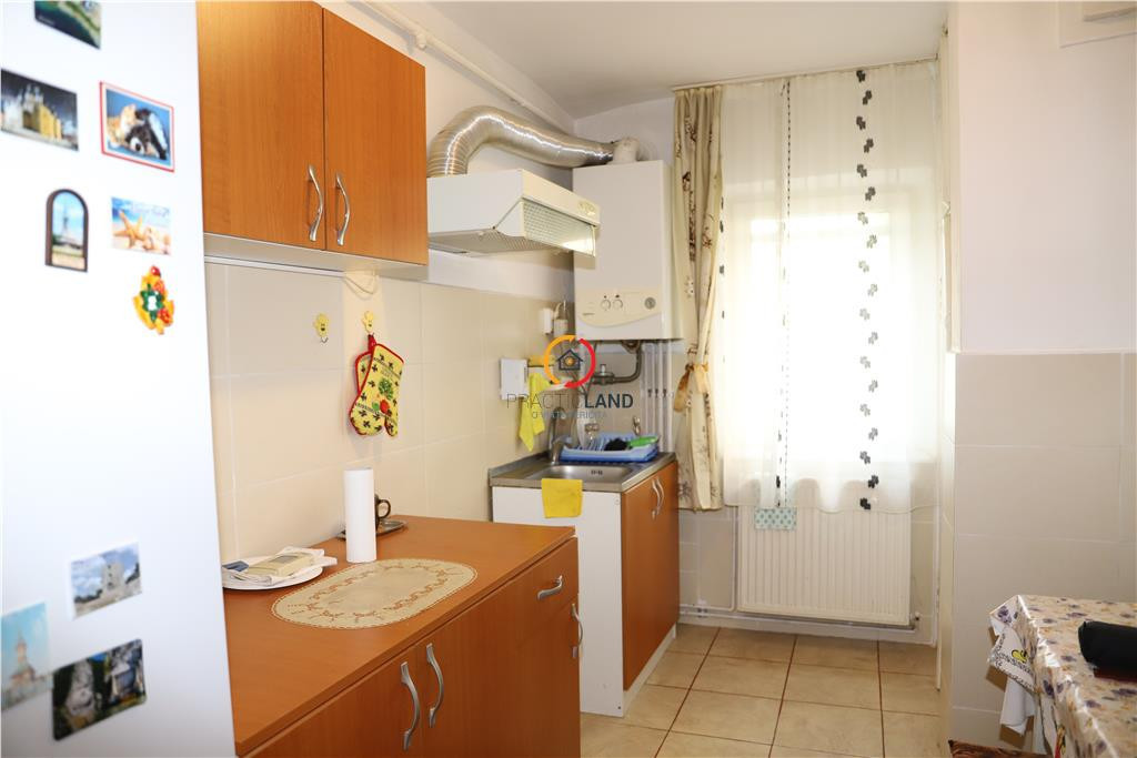 Luminos si spatios! Apartament 3 camere, decomandat, in Sace