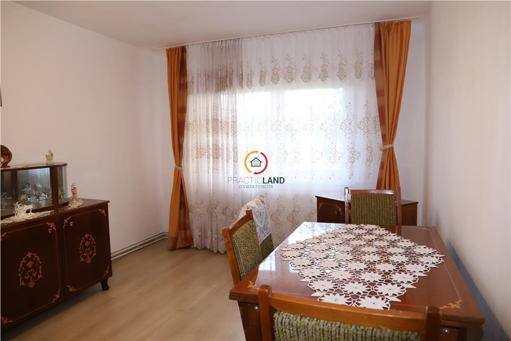 Luminos si spatios! Apartament 3 camere, decomandat, in Sace