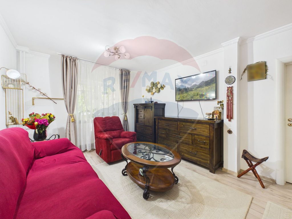 Apartament cu 4 camere de vanzare, Centrala proprie, 13 S...