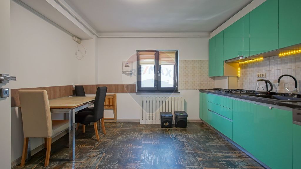 Apartament cu 4 camere de închiriat!