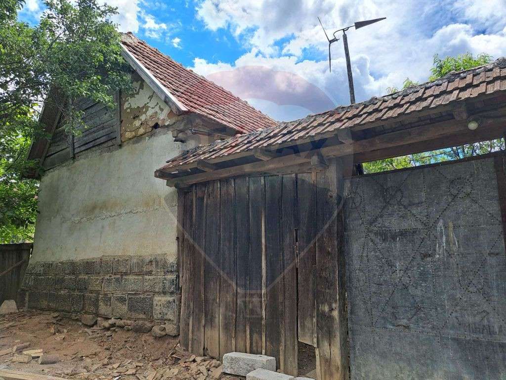 Casă batraneasca Laz comuna Dezna,teren 2800 mp teren