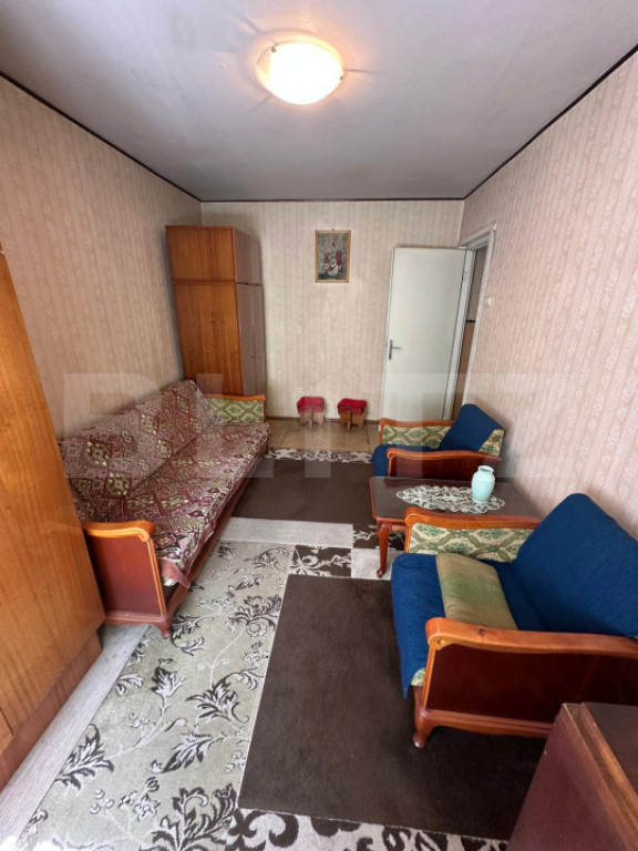 Apartament cu 3 camere, decomandate, boxă, centrală, zona