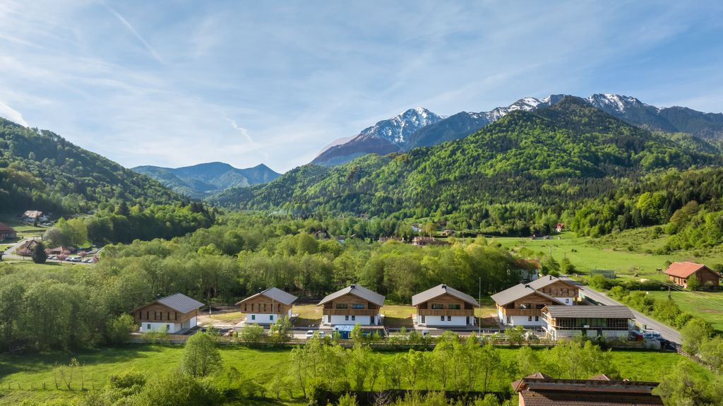 La poalele Bucegilor, ultimul chalet din proiectul Alpini...