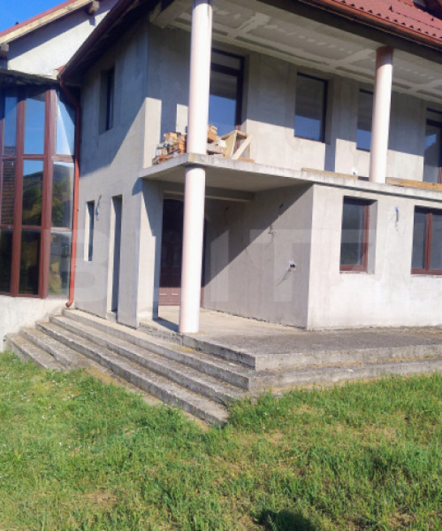Casa spațioasă, semi-finisată, cu potențial în Urisior
