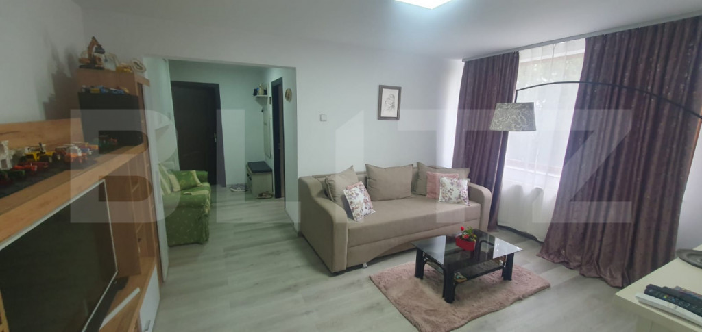 Apartament de vanzare, cu 3 camere, semidecomandat - in Vatr