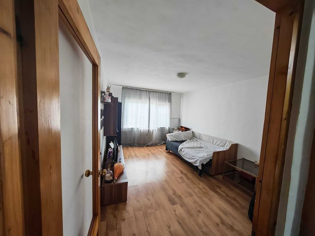 Garsoniera, 32 mp, Nufarul Oradea. 62 000 E. Comision 0