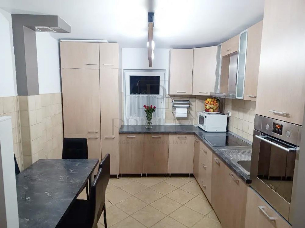 Apartament cu 4 camere si 2 bai, an 2009, zona Lipovei