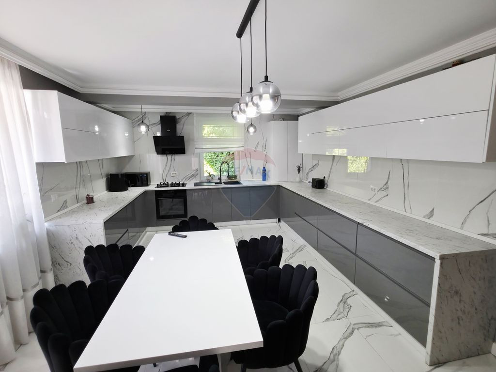 Apartament cu 5 camere de vânzare în zona Precista