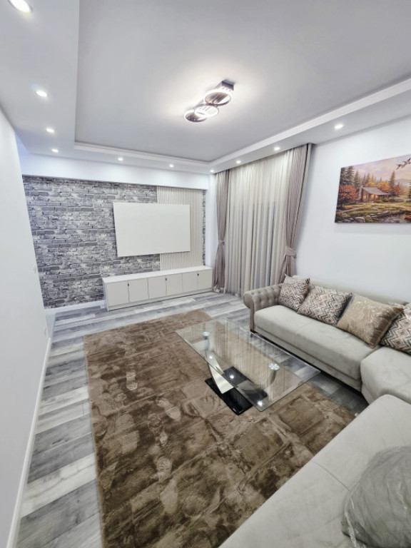 Apartament 3 camere, 100mp, situat pe 2 niveluri, zona Radau