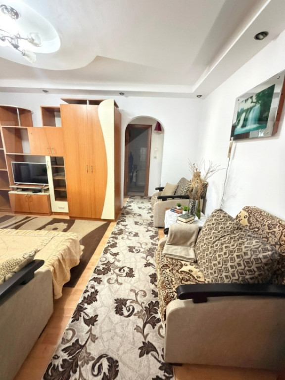 Apartament cu doua camere, semidecomandat, etaj 1, zona Buco